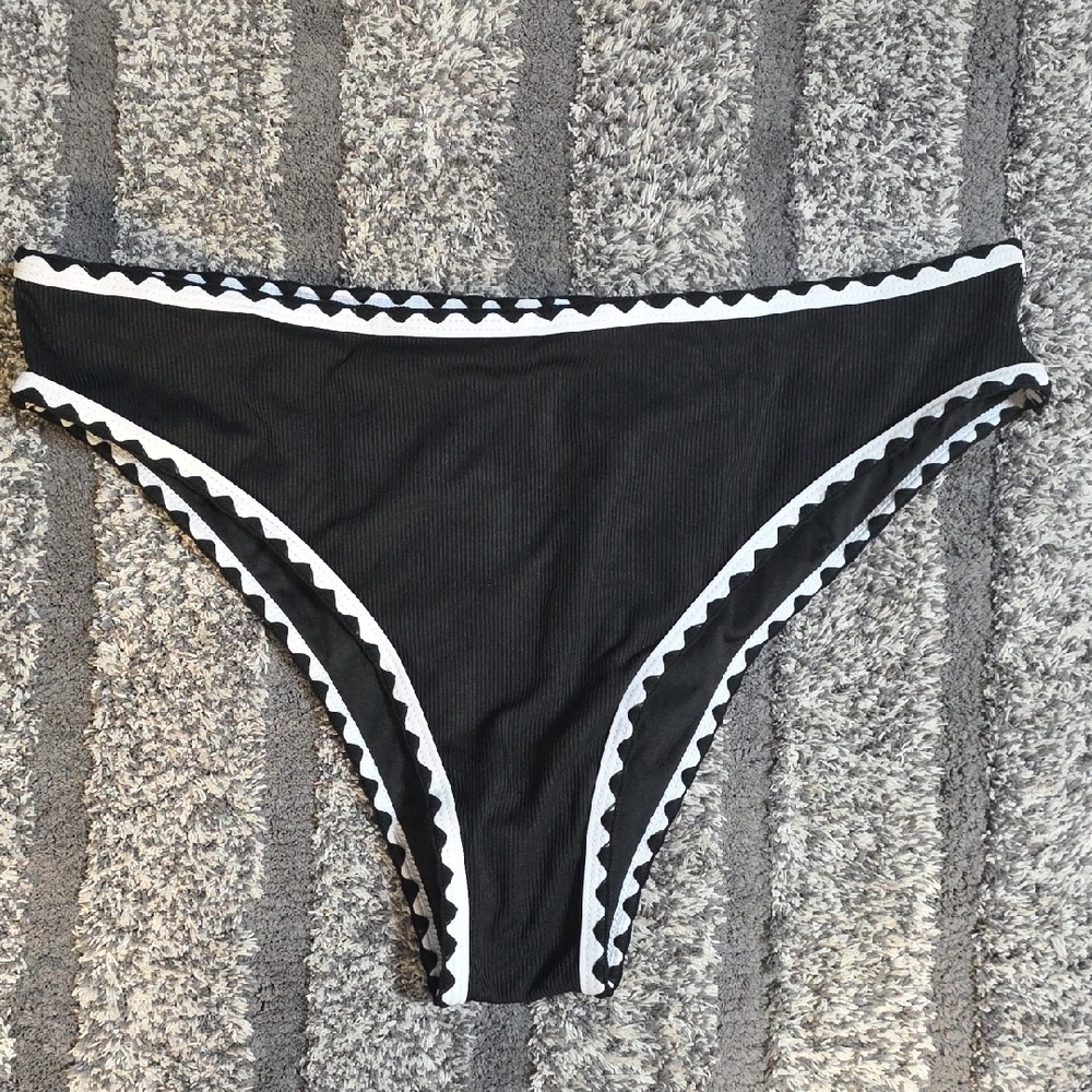 Zaful Ladies Black and White Trim Bottoms New Without Tag